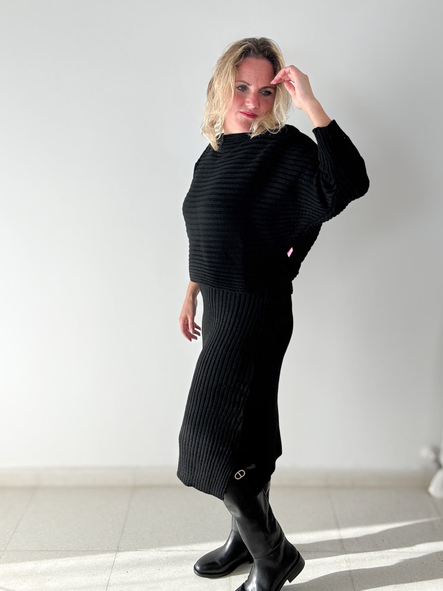 Strickkleid-Pulli Kombination