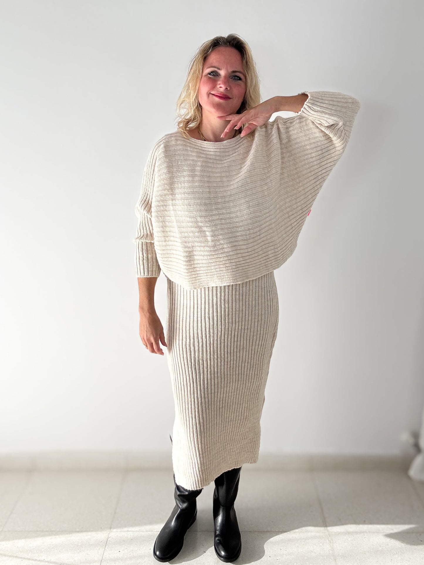 Strickkleid-Pulli Kombination