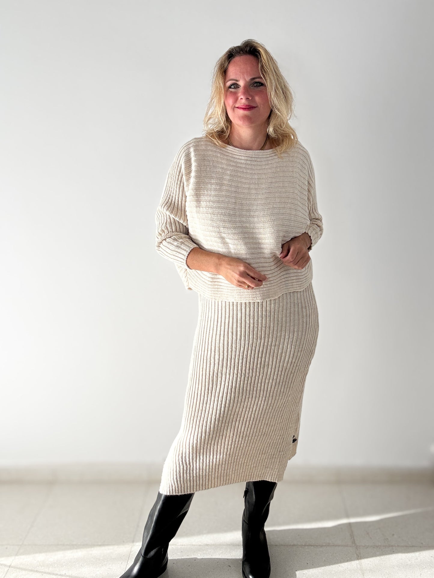 Strickkleid-Pulli Kombination