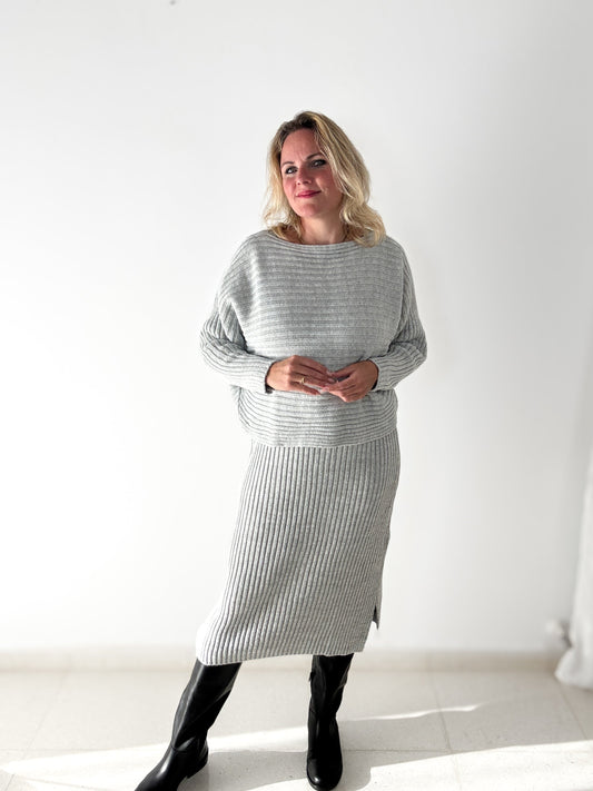 Strickkleid-Pulli Kombination